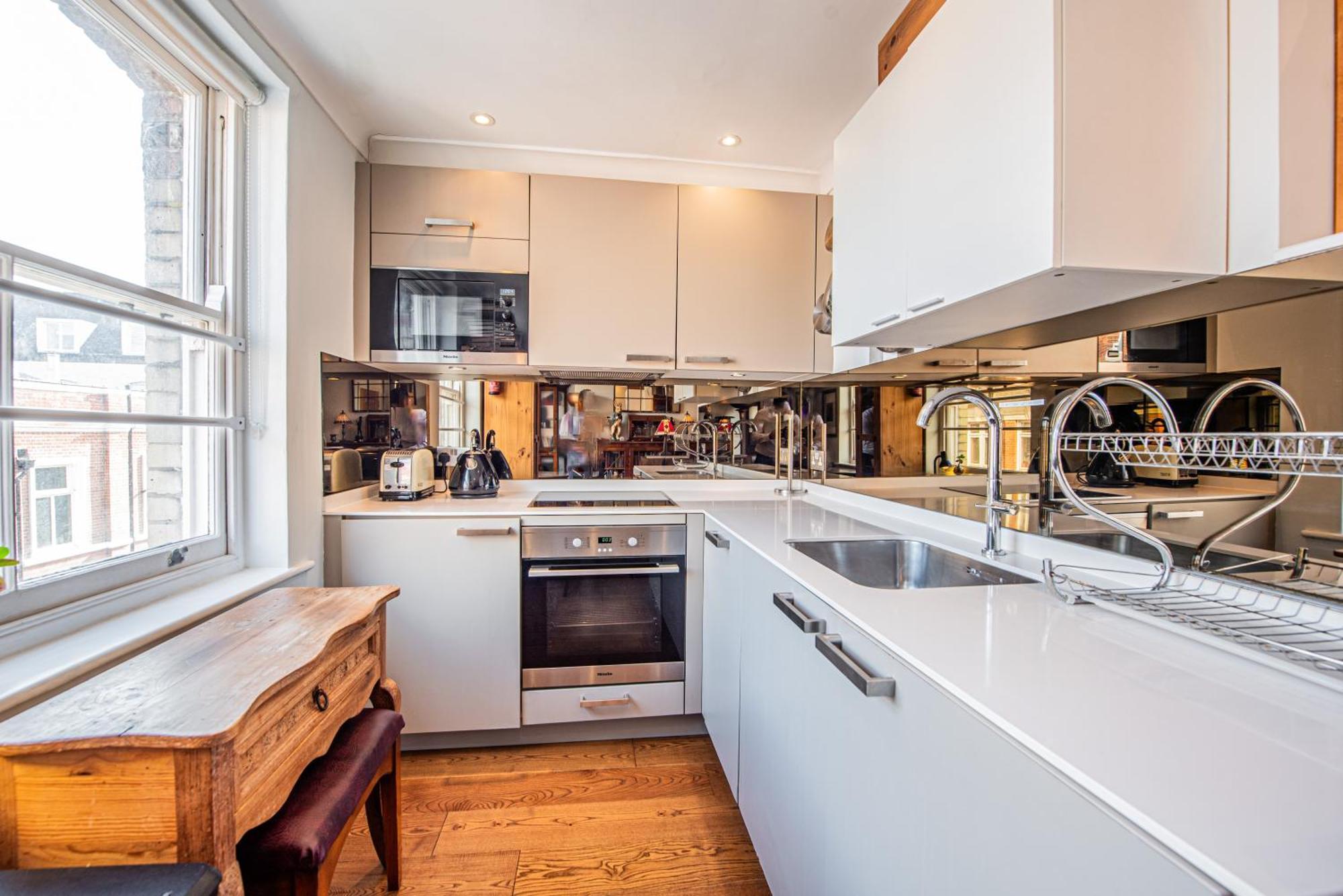 Stylish 1-Bed Flat In Soho - Prime Central Londra Exterior foto